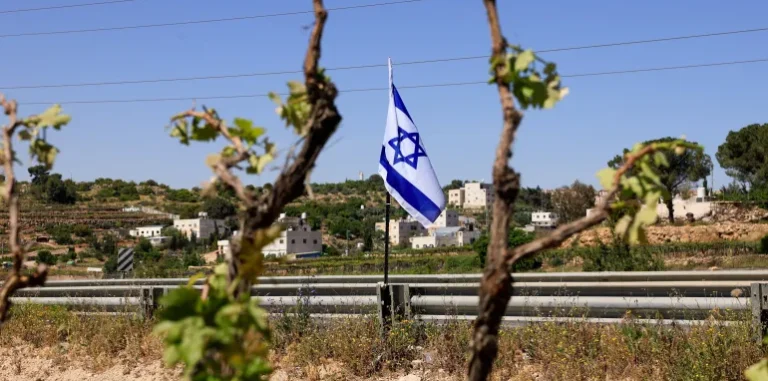 اسرائیلی آبادکاروں نے فلسطینی خاندان کو باپ کی قبر کھودنے پر مجبور کیا