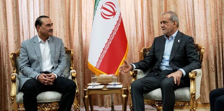 پاکستانی فوج کے کمانڈر عاصم منیر اور ایرانی صدر مسعود پیژشکیان کی ملاقات