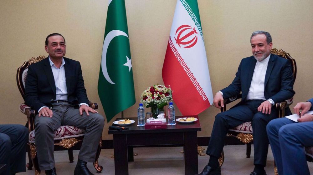 Asim Munir Tehran Visit: Pakistani Army Chief Meets Iranian FM Araghchi to Advance Peace Efforts