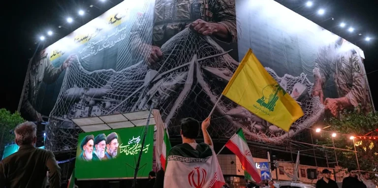 ایران نے امریکی ڈسٹرائرز کو پیچھے ہٹنے پر مجبور کر دیا