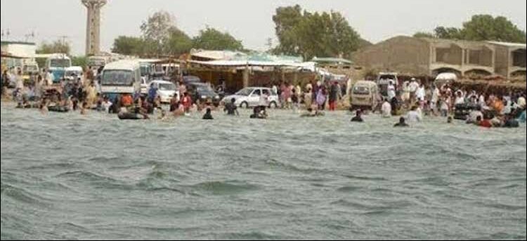 کراچی سے کینجھر جھیل جاتی سیاحوں کی بس الٹ گئی