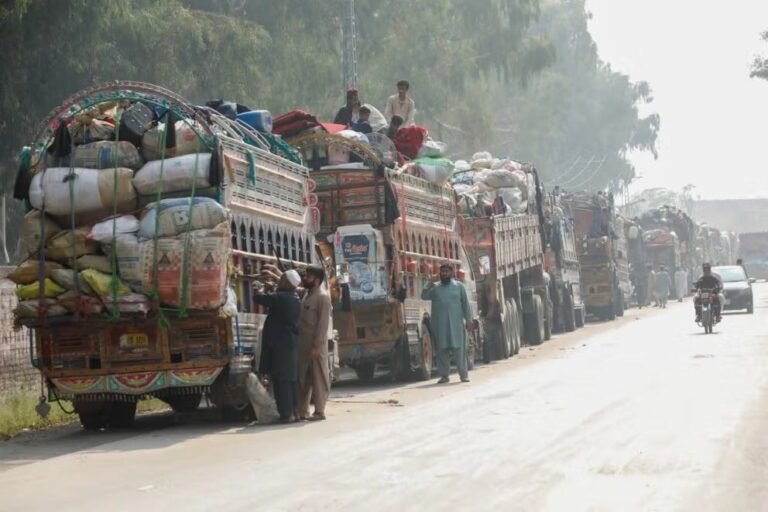 افغان مہاجرین کی جبری واپسی: ایک دن میں 163 خاندان لوٹا دیے گئے